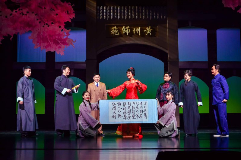 大型校园黄梅戏音乐剧《霜天红烛》剧照(来源:黄冈师范学院).jpg