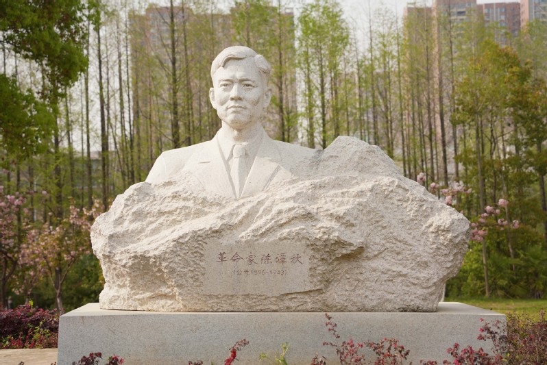 革命家陈谭秋红色雕像(来源:黄冈师范学院).jpg
