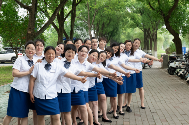 挖呀挖,种呀种 黄师宿管阿姨带着学生在楼门口整了个“大活儿”
