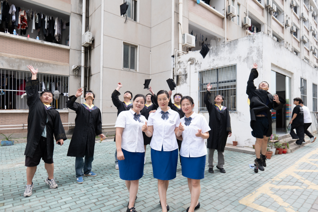 挖呀挖,种呀种 宿管阿姨带着学生在楼门口整了个“大活儿”